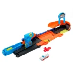 Hot Wheels City Transforming Stunt Garage Playset & 1:64 Scale Die-Cast Vehicle, Storage for 10+ Cars & Stunting Speedway - Image 2