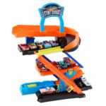 Hot Wheels City Transforming Stunt Garage Playset & 1:64 Scale Die-Cast Vehicle, Storage for 10+ Cars & Stunting Speedway - Image 3